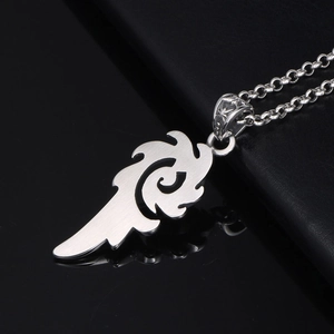 Collier vintage avec pendentif dragon en acier titane brossé au fini argenté mat