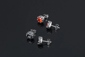 Détails de boucles d'oreilles rétro en titane avec gemmes facettées rouges et noires