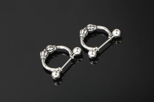 Details von silbernen Kronen-Ohrsteckern mit C-Ring und Kugel-Schraubverschluss Design