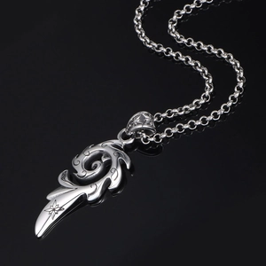 Collier vintage avec pendentif flamme argentée et gravure tribale sur miroir noir