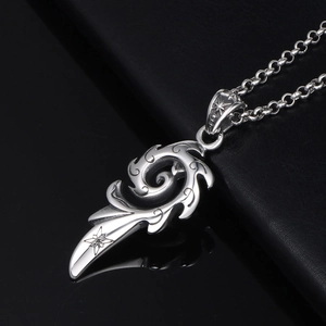 Collier pendentif flamme tribale rétro en acier titane avec gravure d'étoile