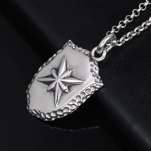 Collier pendentif bouclier hip-hop avec boussole étoilée et bords martelés sur cuir noir