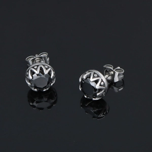 Boucles d'oreilles couronne en acier titane vintage avec zircons noirs sur miroir noir
