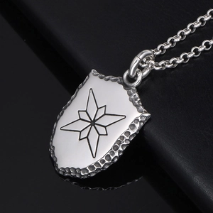Collier pendentif bouclier hip-hop avec gravure étoile et texture martelée sur cuir noir