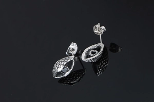 Detailed shot of S925 silver stud earring with black stone and scale pattern engraving
