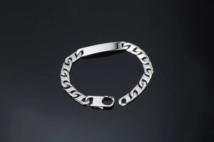 Bracelet gourmette en argent poli avec plaque d'identification sur surface miroir noire