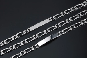 Détail du bracelet chaîne Figaro en argent avec barre d'identité polie pour gravure personnalisée
