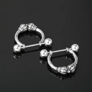 Nippelpiercing Set aus Edelstahl mit Kronenmotiv und kreisförmigem Hanteldesign in Silber