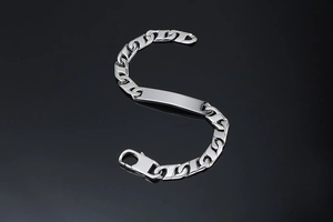 Détail d'un bracelet gourmette en acier titane avec plaque d'identité vierge à graver