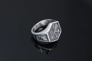 Macro detail of retro steel ring featuring engraved crossed arrows and star motifs