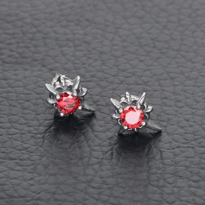 Punk-Stil Herren Titanstahl Ohrstecker mit rotem Zirkon und Retro Sonnenstrahl Design
