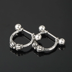 Nippelpiercing aus Edelstahl mit Kronen-Blumentextur und aufschraubbaren Kugeln