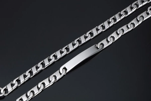 Vue macro du bracelet ID punk en acier poli avec maillons de chaîne cubains plats