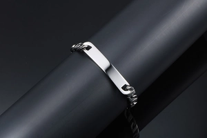 Vue macro d'un bracelet ID en acier titane poli avec des maillons cubains punk en métal