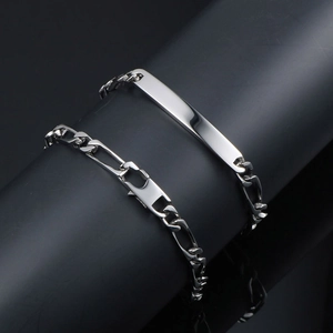 Bracelet identité maille Figaro argenté poli pour couple sur support noir