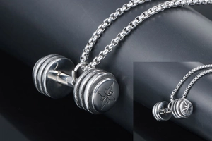 Macro del ciondolo a manubrio in argento con incisione a stella e catena a maglia quadra