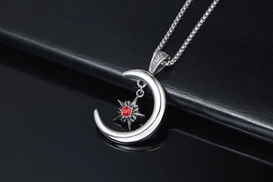Détail du collier pendentif croissant de lune et étoile argent avec pierre rouge