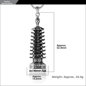 Dettaglio ravvicinato del ciondolo a pagoda vintage in argento antico con dimensioni