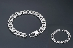 Dettaglio del bracciale a catena grumetta argento infinity con chiusura a moschettone