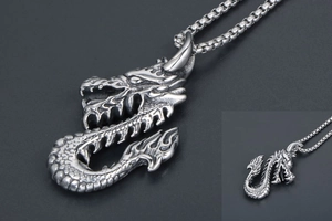 Vue détaillée du pendentif dragon rétro en acier inoxydable avec reliefs d'écailles fins