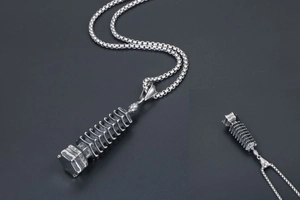 Dettaglio del ciondolo a pagoda in argento vintage con incisioni fini su catena a sfere
