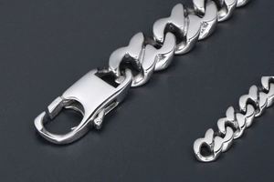 Macro di un bracciale a catena cubana in acciaio inossidabile argento con chiusura a moschettone