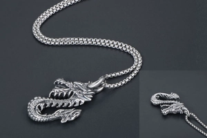 Gros plan détaillé du pendentif dragon en acier titane rétro avec finition argentée
