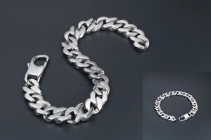 Dettaglio ravvicinato del bracciale a catena in acciaio lucido con chiusura robusta