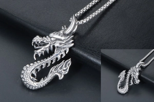 Vue détaillée du pendentif dragon argenté avec écailles et chaîne à mailles box