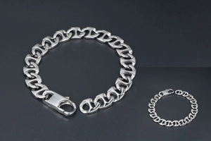 Gros plan détaillé d'un bracelet chaîne à maillons argenté avec un fermoir mousqueton