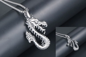 Vue détaillée du pendentif dragon en argent avec écailles fines sur une chaîne en acier