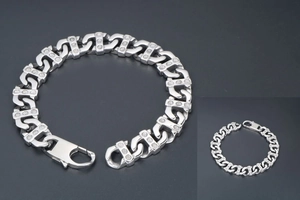 Gros plan d'un bracelet en chaîne argentée avec maillons en H et petits diamants