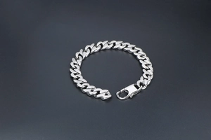 Dettaglio del bracciale a catena barbazzale in argento lucido con moschettone