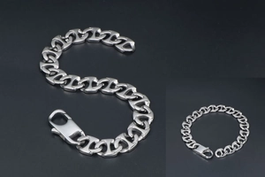 Détail macro du bracelet à maillons en acier argenté et son fermoir mousqueton