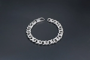 Dettaglio del bracciale a catena cubana in acciaio inossidabile argento con moschettone