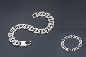 Vue détaillée du bracelet à chaîne épaisse en acier titane argenté incrusté de zircon