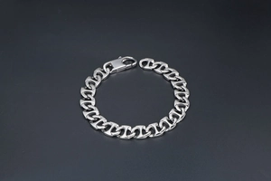 Détail du bracelet à maillons en acier titane argenté avec fermoir mousqueton sécurisé