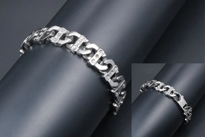 Détail d'un bracelet en acier titane argenté avec petits cristaux et fermoir métallique solide