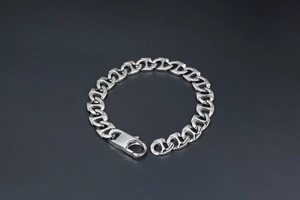 Vue détaillée d'un bracelet en acier titane argenté avec maillons et fermoir mousqueton