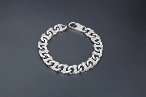 Bracelet chaîne à maillons en U argentés avec zircons brillants et fermoir mousqueton