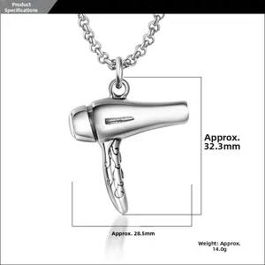 Détail macro du pendentif sèche-cheveux argenté avec manche gravé et dimensions