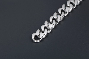 Dettaglio macro della catena a maglie cubane in acciaio inossidabile lucido argento