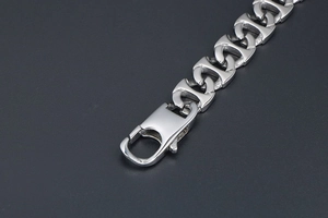 Détail du bracelet en acier titane avec chaîne à maillons H et fermoir mousqueton