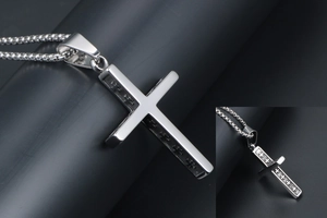 Détail de la texture en croix évidée et du pendentif en acier inoxydable poli argenté