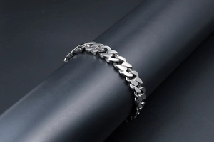 Dettaglio ravvicinato del bracciale a catena spessa in acciaio inossidabile argento