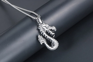 Gros plan détaillé du pendentif dragon en argent vintage avec écailles métalliques