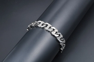 Détail du bracelet gourmette en acier titane avec maillons en H et zircons cubiques brillants