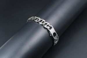 Vue détaillée d'un bracelet gourmette en acier titane argenté sur un présentoir noir