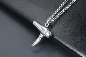 Macro d'un pendentif sèche-cheveux argenté avec poignée texturée sur collier O-chain