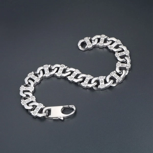 Bracelet en acier titane argenté avec maillons rectangulaires et zircons clairs
